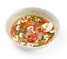 Острый суп с лапшой и говядиной