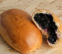 Пирожок с черникой