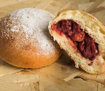 Пирожок с клубникой