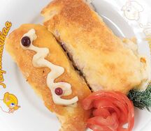 Рулет мясной с ветчиной и сыром