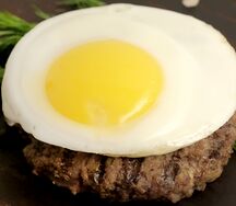 Бифштекс рубленый с яйцом