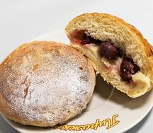 Пирожок с вишней