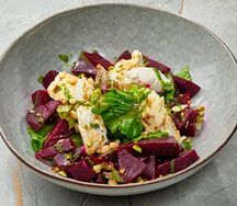 Салат со свеклой, муссом из феты и ореховым миксом