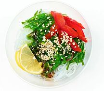 Чука с фунчозой, овощами и ореховым соусом