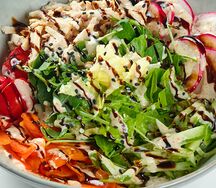 Боул с куриным филе, киноа и овощами