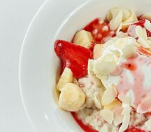 Каша с клубникой и бананом