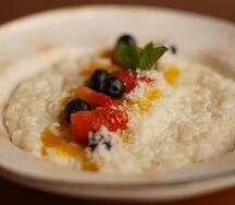 Рисовая каша с соусом из манго