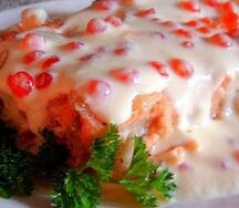 Семга в сливочноикорном соусе