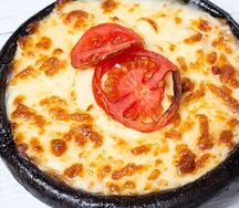 Сулугуни, жаренный с помидорами