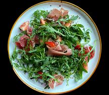 Салат с пармской ветчиной и клубникой