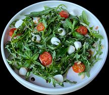 Салат Капрезе с рукколой