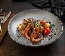 Осьминог с капустой пак-чой и мини-картофелем