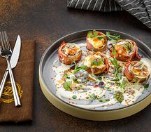 Шампиньоны, запеченные с беконом и сыром