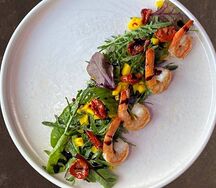 Салат с рукколой и креветками