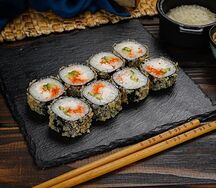 Горячий ролл с копчёным крабом и помидором горячий