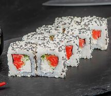 Ролл с extra копченым лососем и сливочным сыром в кунжуте