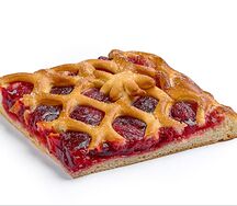 Пирог с вишней и клубникой