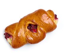 Булочка с брусникой и творогом
