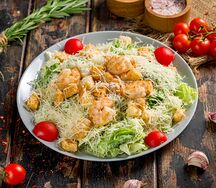 Салат Цезарь с креветками