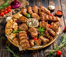 Ассорти шашлыков со свининой и курицей