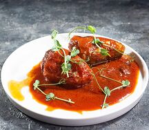 Перчик, фаршированный с индейкой в томате 