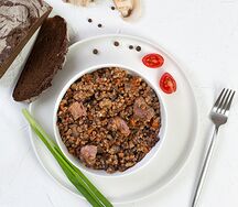 Тушёная говядина с гречкой и грибами