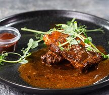 Томлёные свиные рёбрышки барбекю