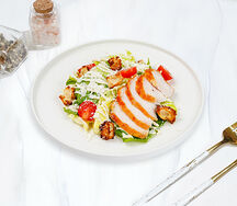 Салат Цезарь с курицей