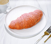 Круассан с клубникой