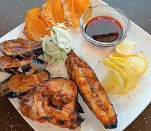 Сом на углях с овощами