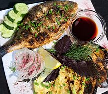 Дорадо на углях с овощами