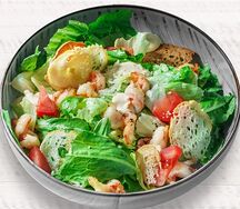 Салат Цезарь с тигровыми креветками