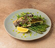 Сибас запеченный с анчоусом и спаржей