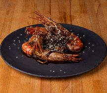 Пряные лангустины в соевом соусе с кунжутом