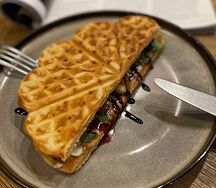 Вафля с грушей и сыром Дорблю