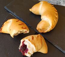 Рогалик с вишней