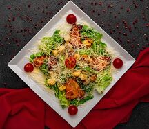Салат Цезарь с курицей