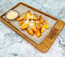 Картофель по-деревенски с пармезаном и сырным соусом