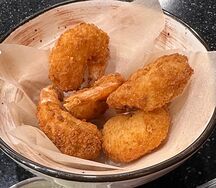 Креветки в кляре с соусом тартар