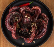 Варёный осьминог с тимьяном и бальзамическии уксусом