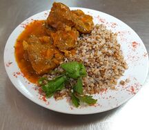 Гуляш из говядины с гречкой