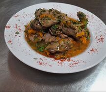 Печень и желудочки куриные в томатном соусе