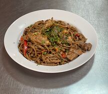 Лапша гречневая со свининой по-тайски
