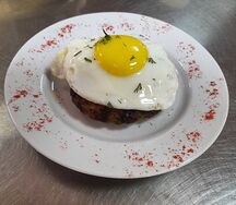 Бифштекс с яйцом