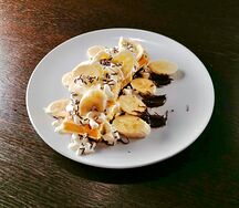 Вафля с шоколадной пастой и бананом