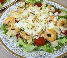Салат Цезарь с креветками
