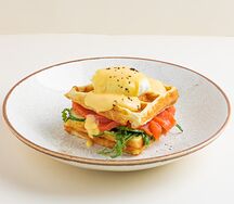Вафля с яйцом пашот и начинкой