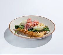 Вафля со сливочным сыром и ветчиной, яйцом пашот