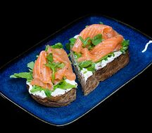 Брускетта с лососем