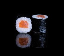 Ролл с охлажденным лососем